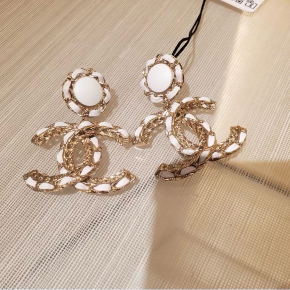 Channel limited collection earrings - Picture 2 of 2